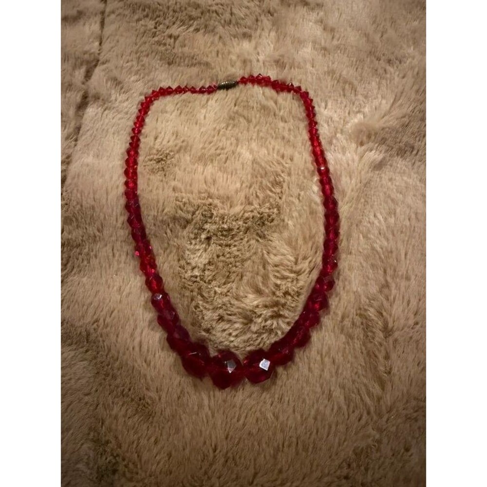 Vintage Art Deco Graduated Ruby Red Faceted Glass Bead Necklace – Brass Barrel C